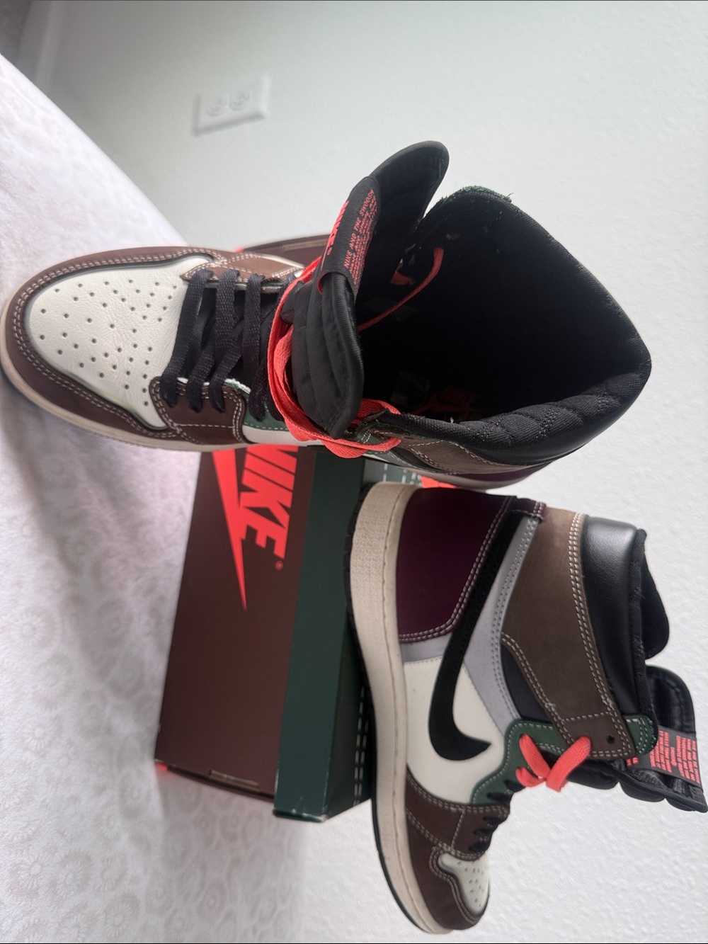 Air Jordan 1 Retro High OG Brown, White & Black Sneakers with Coral Laces - Picture 2 of 8